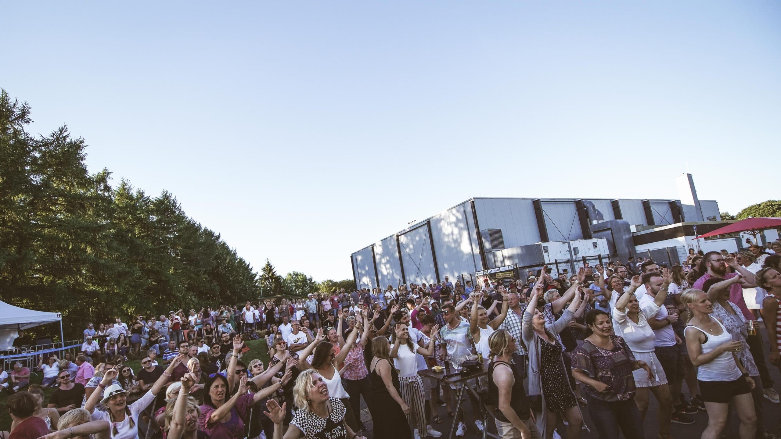 Band im Maisfeld mit humorvollen Outfits — Charakter aus Witzhelden