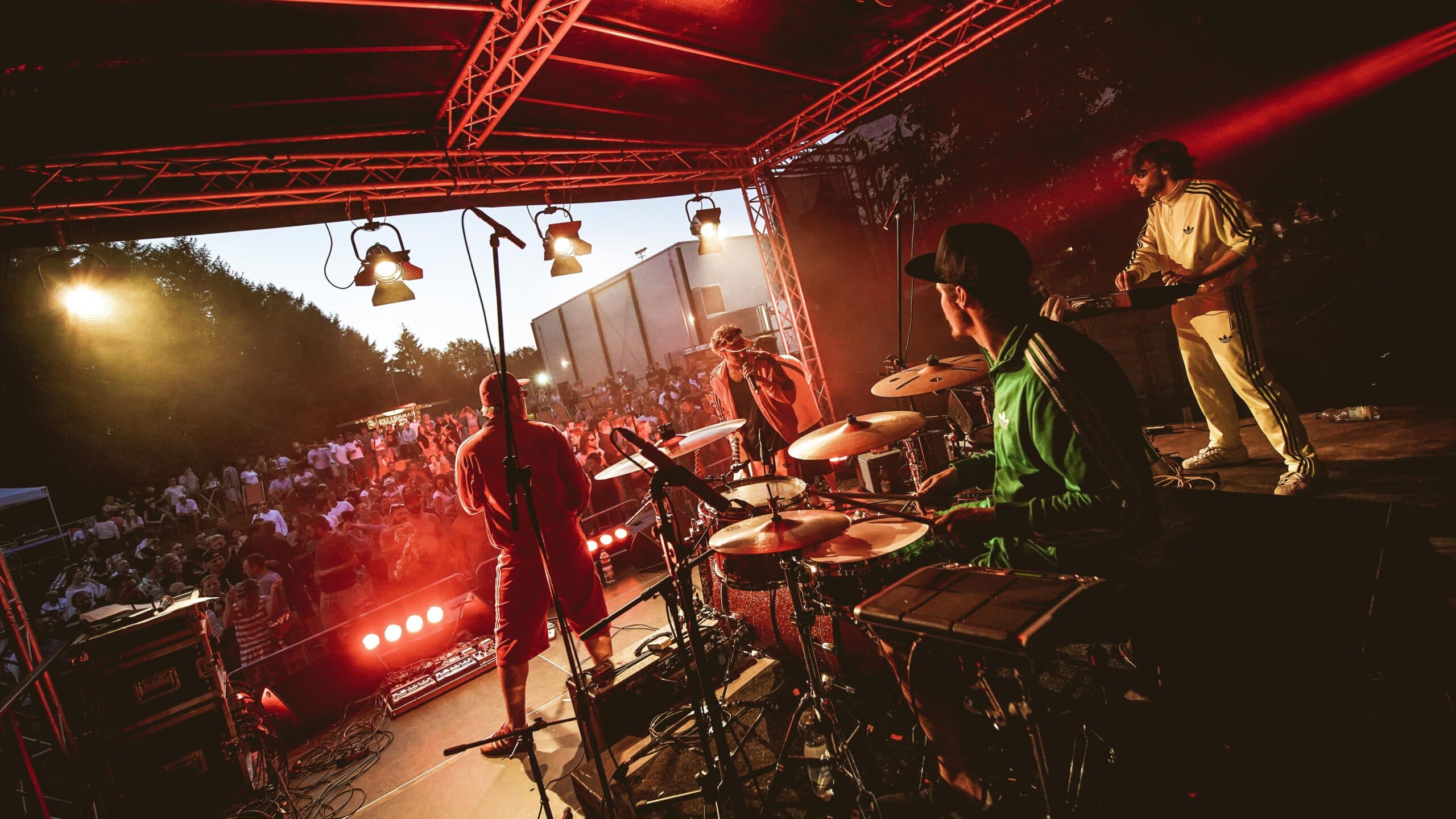 Bühnenrand mit jubelnder Menge im Tageslicht