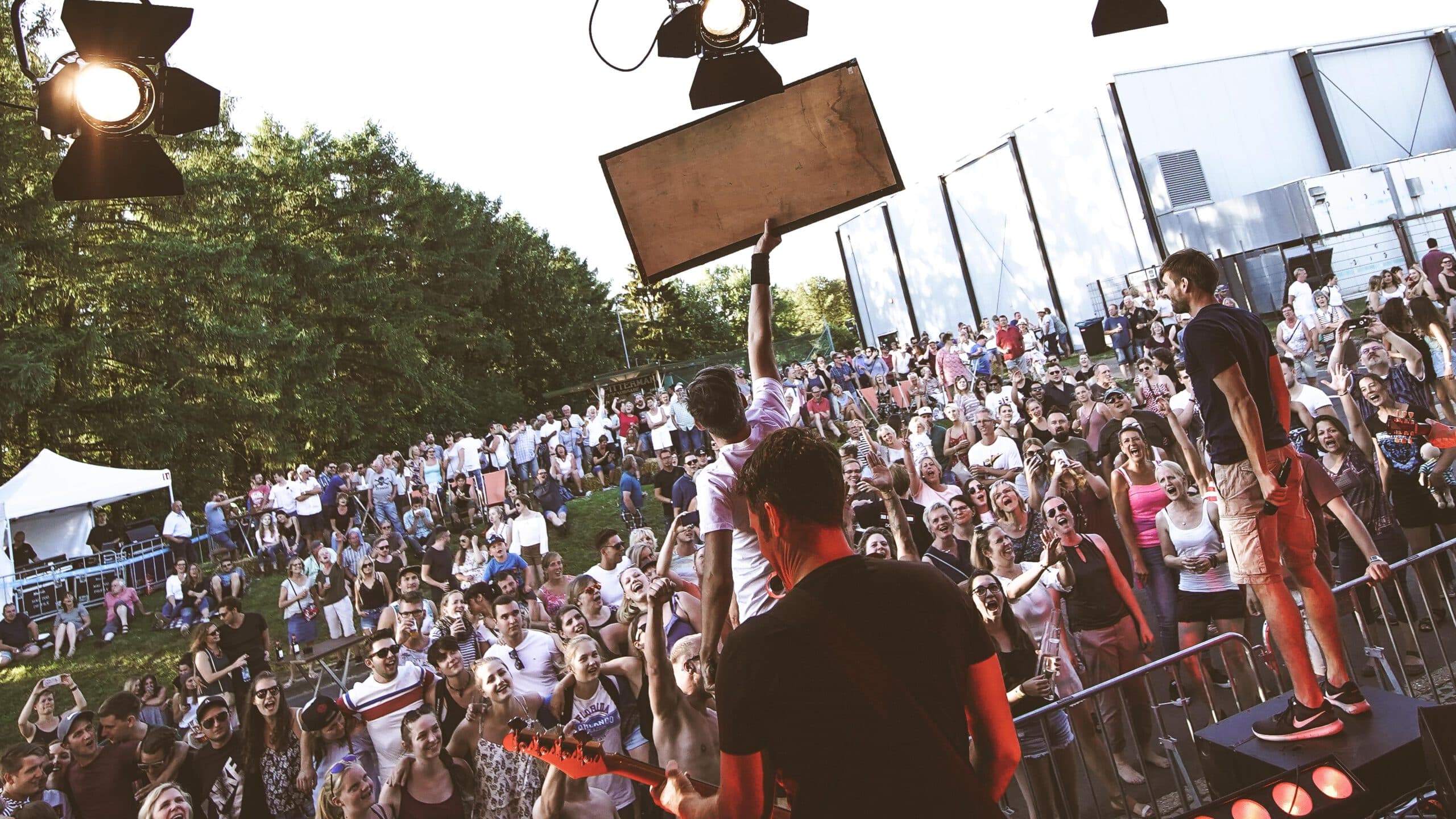 Drummer Close-up mit blauen Bühnenlichtern