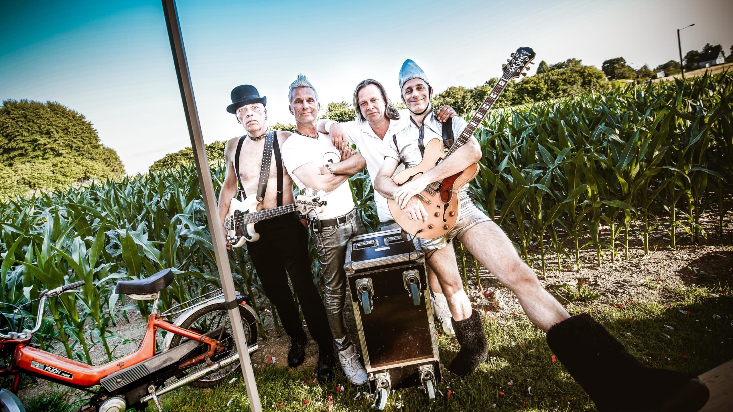 Großes Publikum im Sommer mit Händen in der Luft